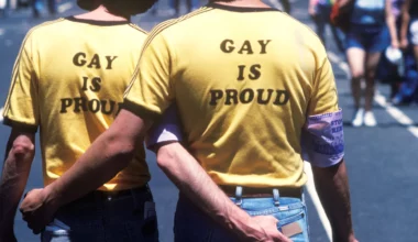 Men standing arm in arm – Homer Sykes/Getty Images
