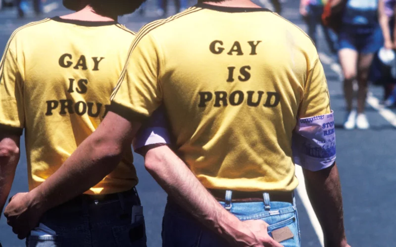 Men standing arm in arm – Homer Sykes/Getty Images
